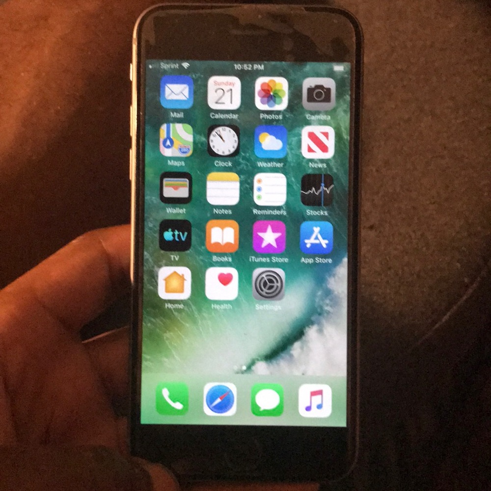 iPhone 6 - Picture 2 of 2
